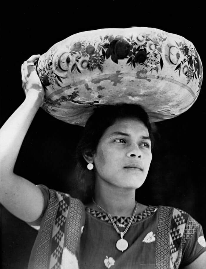 Tina Modotti, Le donne di Tehuantepec portano frutta e fiori sulla testa, dentro zucche dipinte chiamate jicapexle. Anno: 1929 © Tina Modotti
