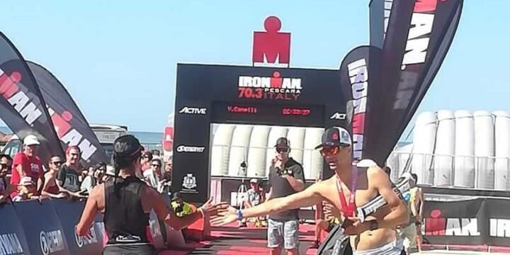 Il momento dell'arrivo di una partecipante all'Iron Man a Cervia