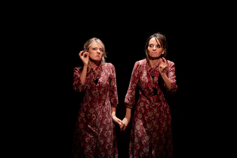 Chiara Fenizi e Julieta Marocco in "Lei Lear". Foto di Davide Peluso
