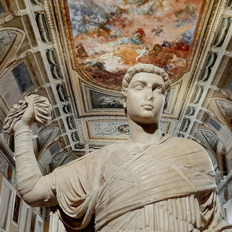Statua di giovane magistrato. Dagli Horti Liciniani di Roma. Esposta nella mostra “Bizantini” al Museo Archeologico Nazionale di Napoli. Foto di Saul Stucchi