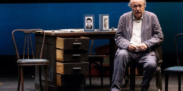 Remo Girone nello spettacolo "Il cacciatore di nazisti" di Giorgio Gallione