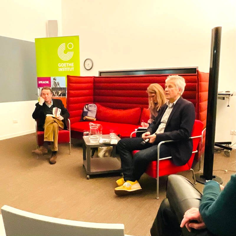 Il giornalista Enrico Arosio, l'interprete Sonia Folin e lo scrittore Uwe Wittstock al Goethe Institut di Milano