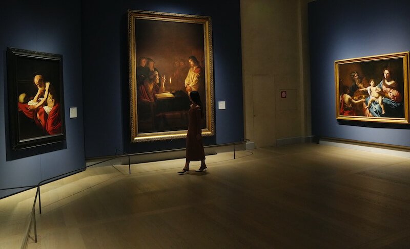 Una sala della mostra “Dai Medici ai Rothschild. Mecenati, collezionisti, filantropi” alle Gallerie d’Italia di Milano