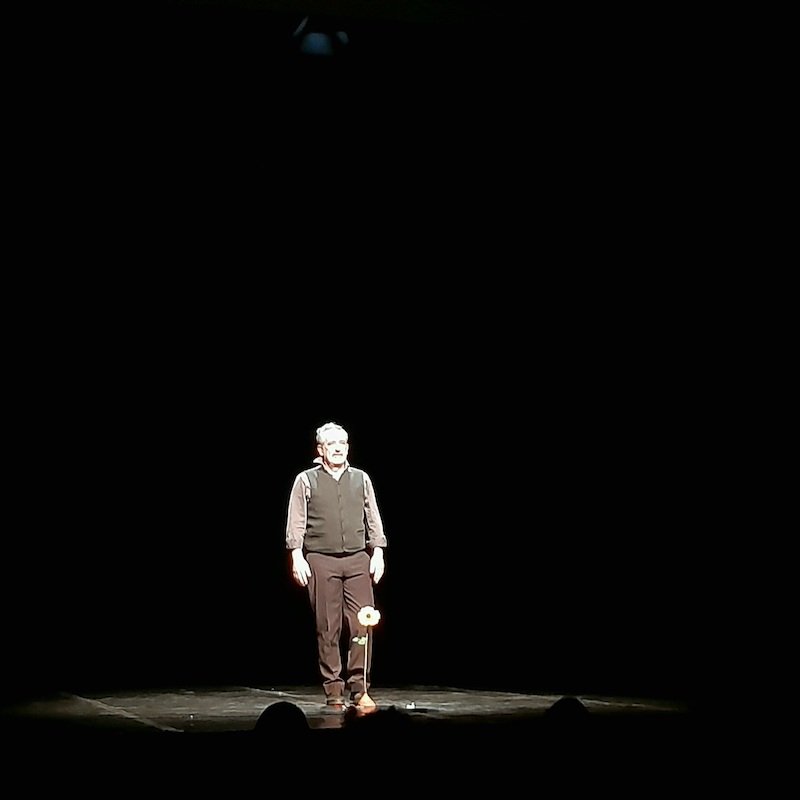 Corrado Accordino al termine dello spettacolo "L'idiota" al Teatro Binario 7 di Monza