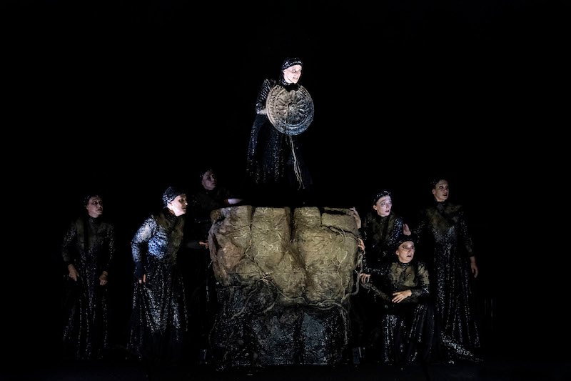 Una scena delle "Supplici" di Euripide per la regia di Serena Sinigaglia