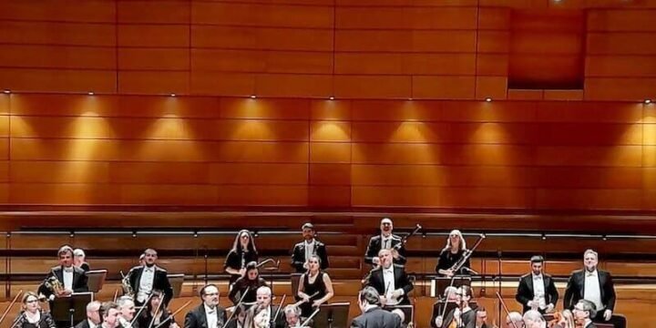 La violinista Veriko Tchumburidze con l'Orchestra I Pomeriggi Musicali