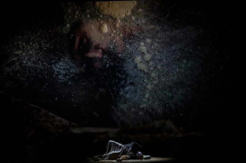 Vincenzo Pirrotta in una scena di "Gilgamesh". Foto di Luca Del Pia