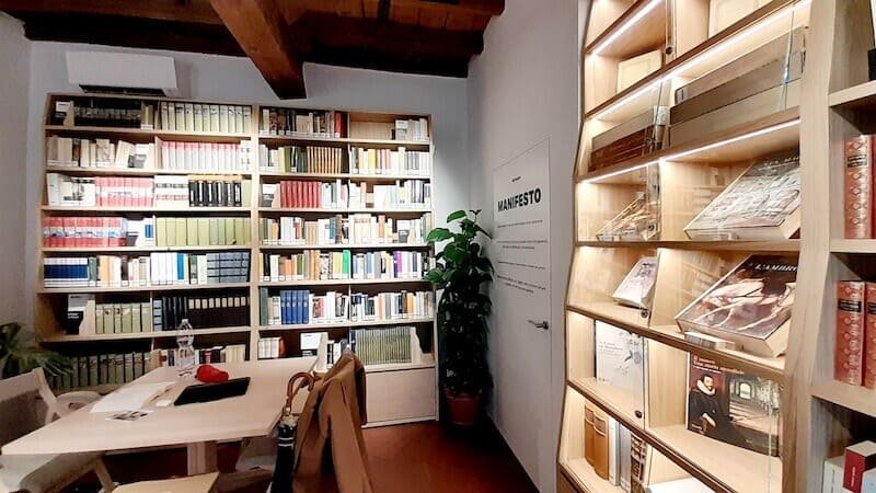 Interno della Biblioteca Ostinata di Milano. Foto di Saul Stucchi per ALIBI Online
