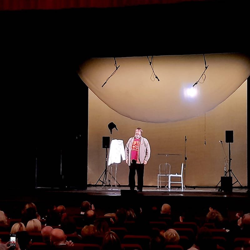 Giuseppe Battiston al termine dello spettacolo "La valigia" di Sergej Dovlatov al Teatro Manzoni di Monza. Foto di Saul Stucchi