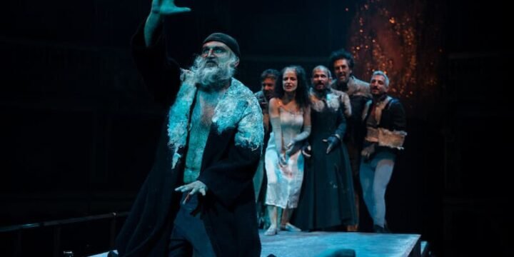 Mimmo Borrelli nello spettacolo "La cupa. Fabbula di un omo che divinne un albero"