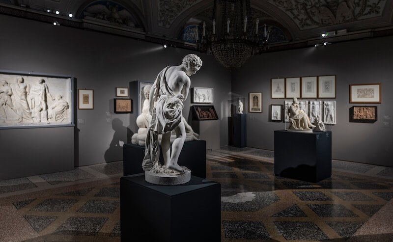 Una sala della mostra "Neoclassico e romantico. Pompeo Marchesi, Scultore collezionista" alla GAM di Milano