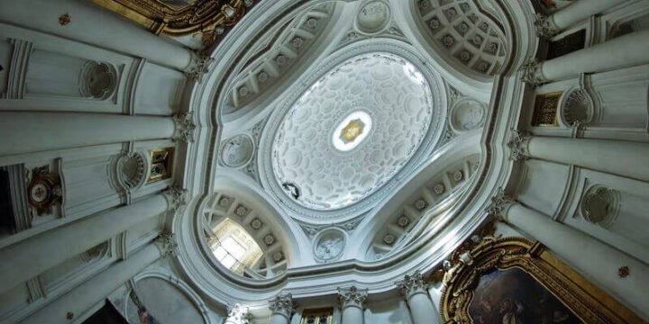 Interno della chiesa di San Carlo alle Quattro Fontane a Roma, progettata da Francesco Borromini