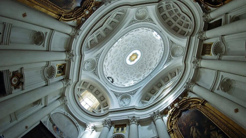 Interno della chiesa di San Carlo alle Quattro Fontane a Roma, progettata da Francesco Borromini