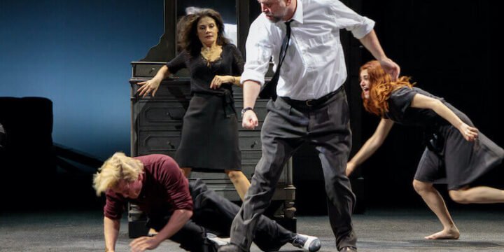 Una scena dello spettacolo "Uno sguardo dal ponte" di Arthur Miller, diretto da Massimo Popolizio. Foto di Yasuko Kageyama