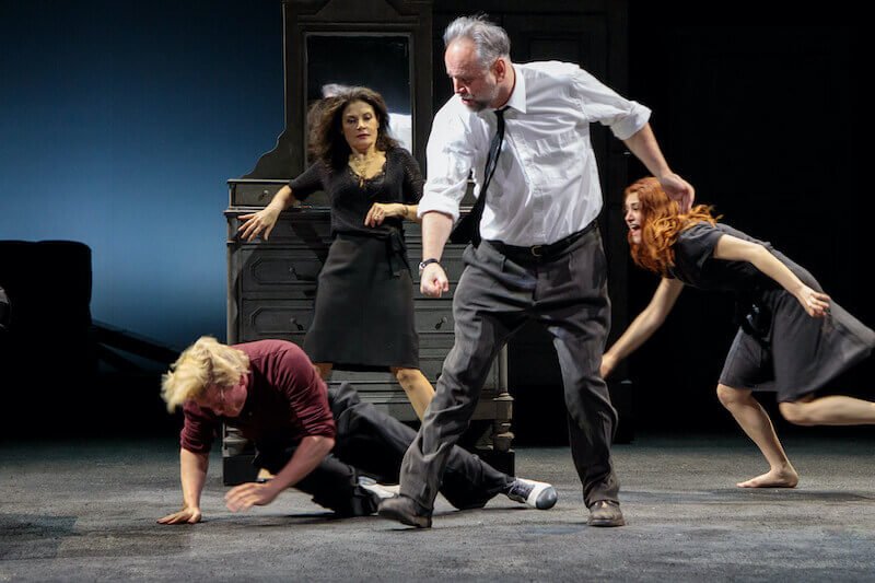 Una scena dello spettacolo "Uno sguardo dal ponte" di Arthur Miller, diretto da Massimo Popolizio. Foto di Yasuko Kageyama