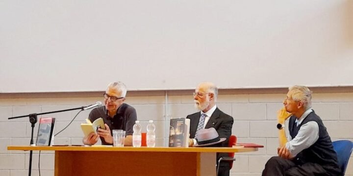 Luigi Gavazzi, Alberto Manguel e Luca Ferrieri nell'Auditorium Stefano Cerri di Lambrate. Foto di Saul Stucchi per ALIBI Online