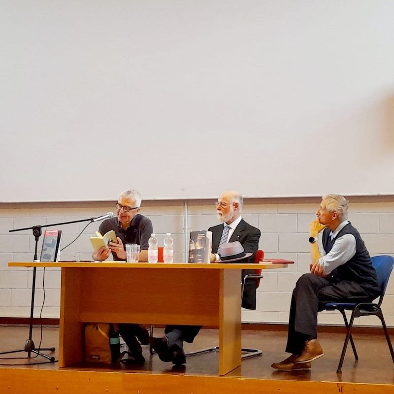 Luigi Gavazzi, Alberto Manguel e Luca Ferrieri nell'Auditorium Stefano Cerri di Lambrate. Foto di Saul Stucchi per ALIBI Online