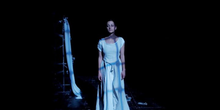 Marta Cuscunà nello spettacolo "La semplicità ingannata". Foto di Alessandro Sala