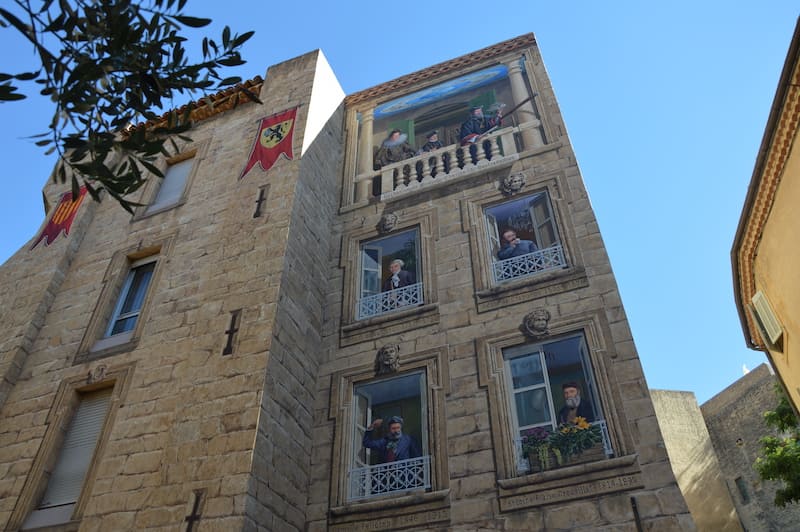 Personaggi di Nostradamus dipinti sulla facciata di un edificio a Salon de Provence