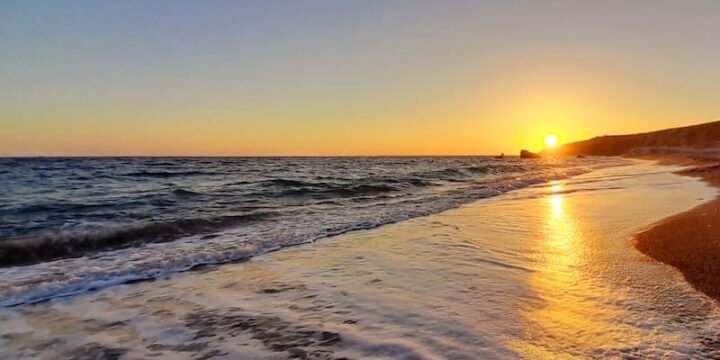 Tramonto in spiaggia a Cipro. Foto di Saul Stucchi per ALIBI Online