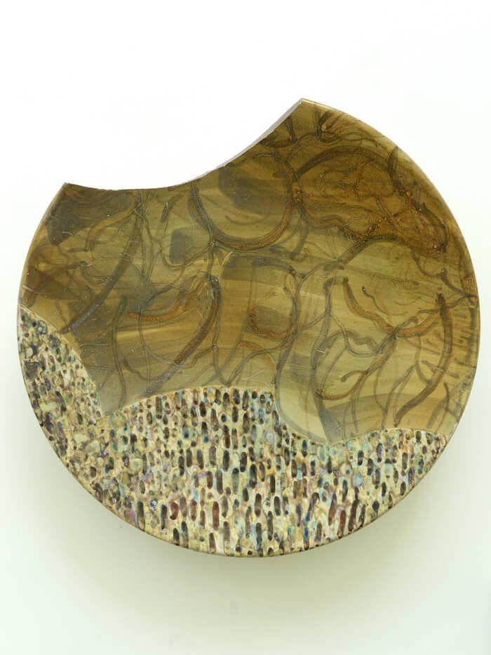 Alessandro Roma, The sharp shadow of the moon, 2023, ceramica smaltata, 55 cm diametro. Courtesy artista e Ceramiche Lega Faenza