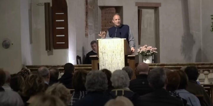 Don Paolo Alliata nella chiesa di Santa Maria Incoronata