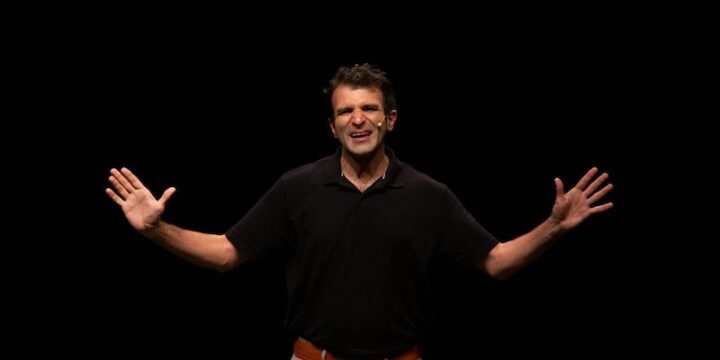 Luigi D'Elia nello spettacolo "Cammelli a Barbiana"