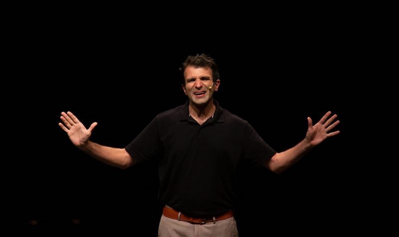 Luigi D'Elia nello spettacolo "Cammelli a Barbiana"