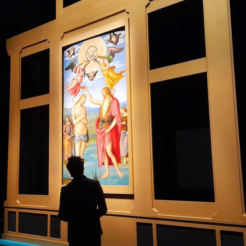 L'assessore alla Cultura del Comune di Milano, Tommaso Sacchi, osserva il Battesimo di Cristo del Perugino. Foto di Saul Stucchi