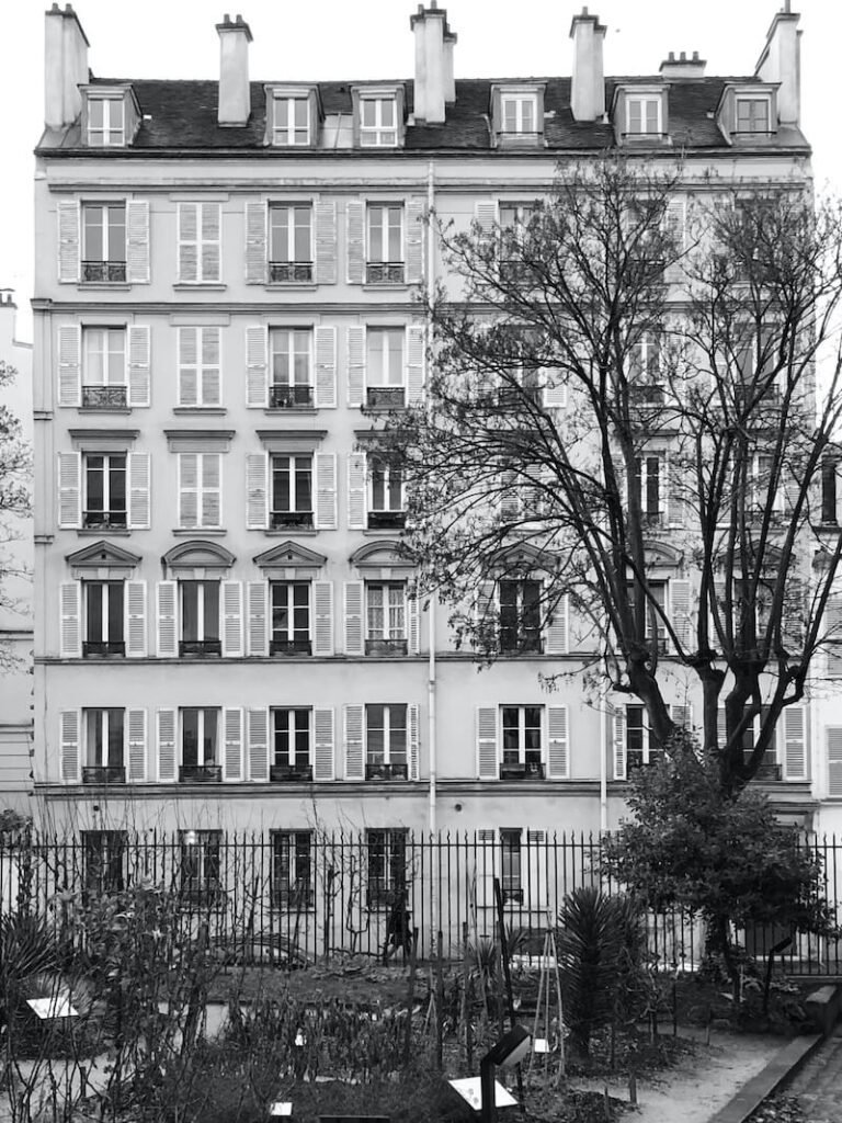 Un edificio del Quinto Arrondissement di Parigi. Foto di Simone Cozzi