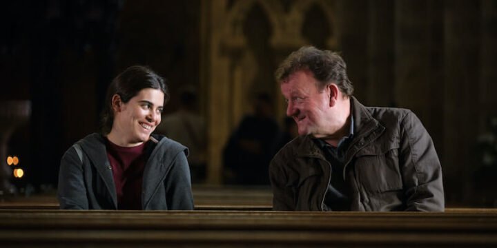 Ebla Mari e Dave Turner in una scena del film "The Old Oak" di Ken Loach