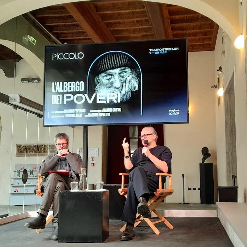 Claudio Longhi e Massimo Popolizio alla presentazione dello spettacolo "L'albergo dei poveri" al Piccolo Teatro (6 marzo 2024). Foto di Saul Stucchi