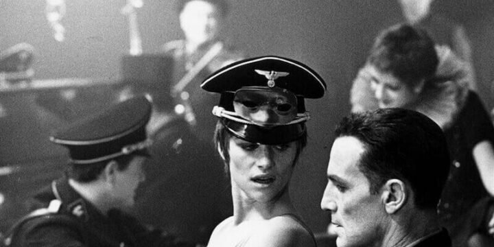 Charlotte Rampling nel film "Il portiere di notte" di Liliana Cavani (foto da Wikipedia)