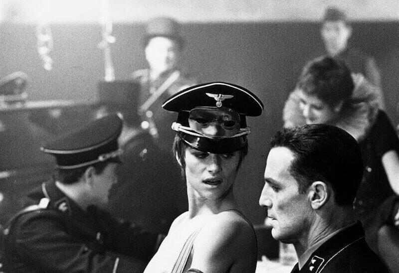 Charlotte Rampling nel film "Il portiere di notte" di Liliana Cavani (foto da Wikipedia)