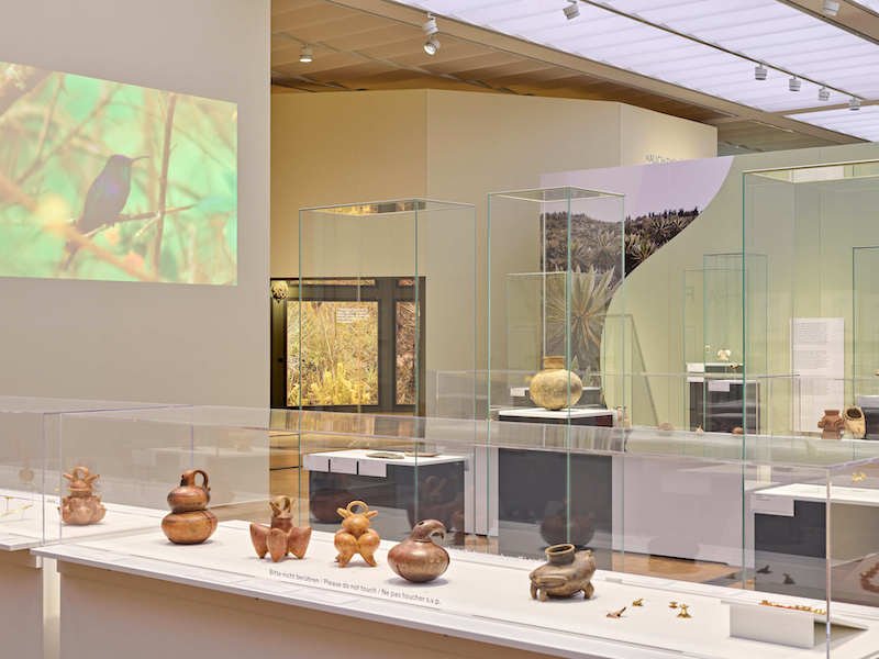 Una sala della mostra "Più che oro" al Museo Rietberg di Zurigo. Foto di Mark Niedermann © Museum Rietberg