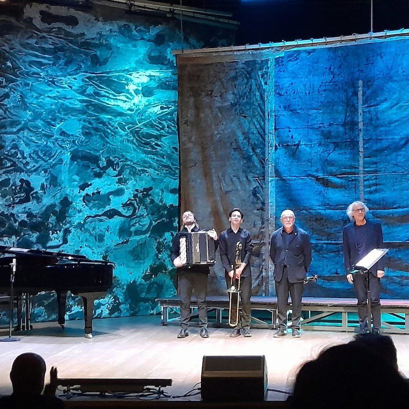 Paolo Nori con i musicisti che lo accompagnano nello spettacolo "La libertà. Primo episodio". Foto di Saul Stucchi