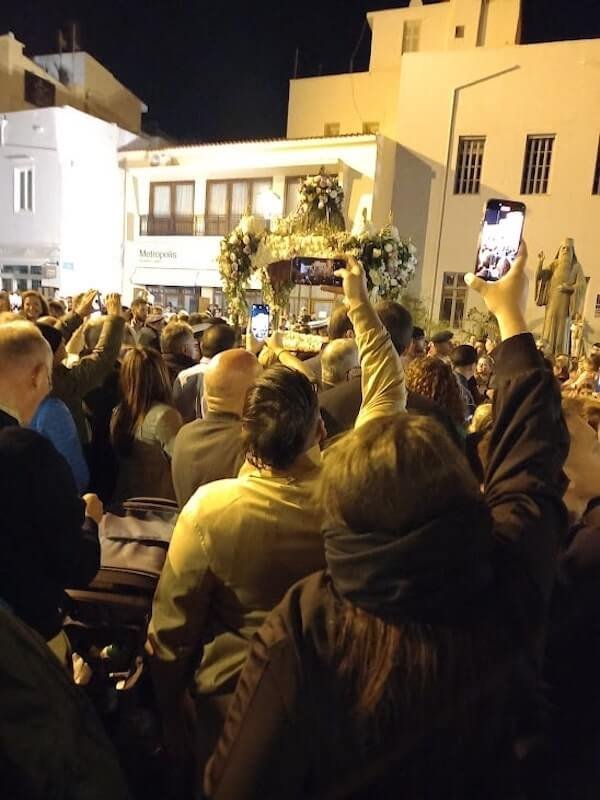 Avvio di una processione religiosa a Chanià, Creta