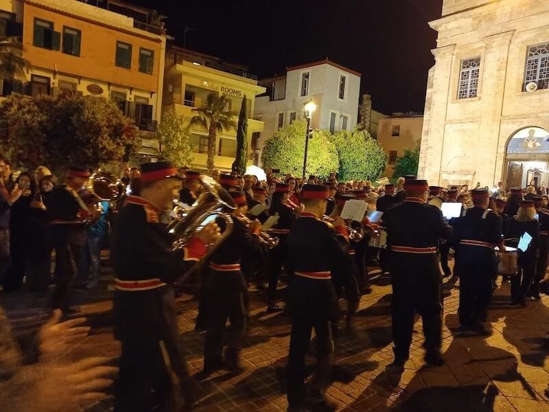 Banda musicale in processione a Chanià, Creta