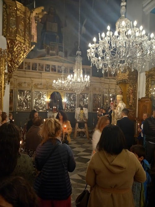 Chanià: prima di baciare l'icona della Resurrezione