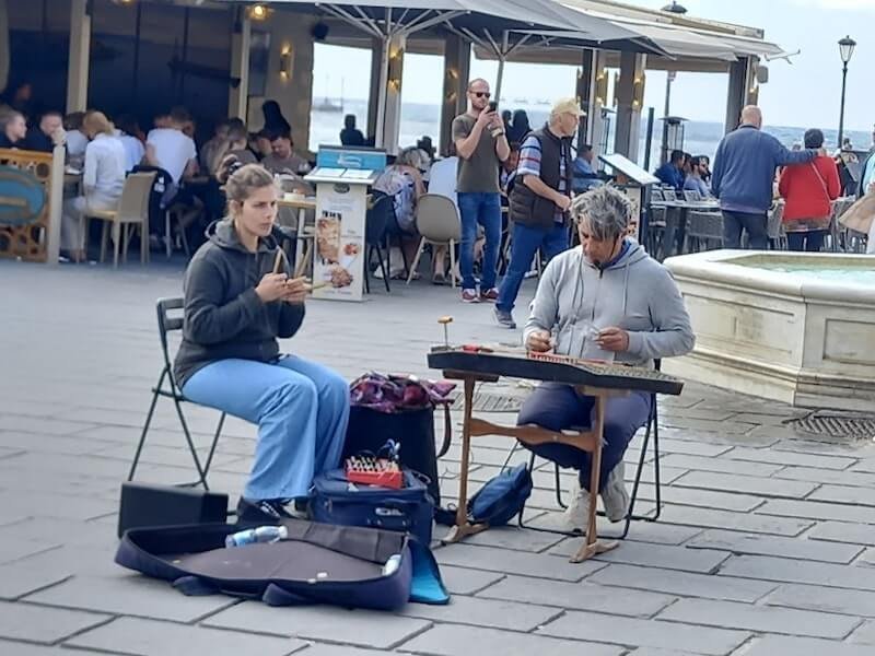 Chanià: un suonatore di Sandouri e la sua compagna