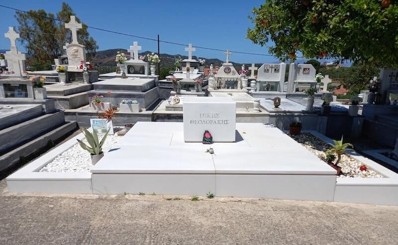 Tomba di Mikis Theodorakis a Creta
