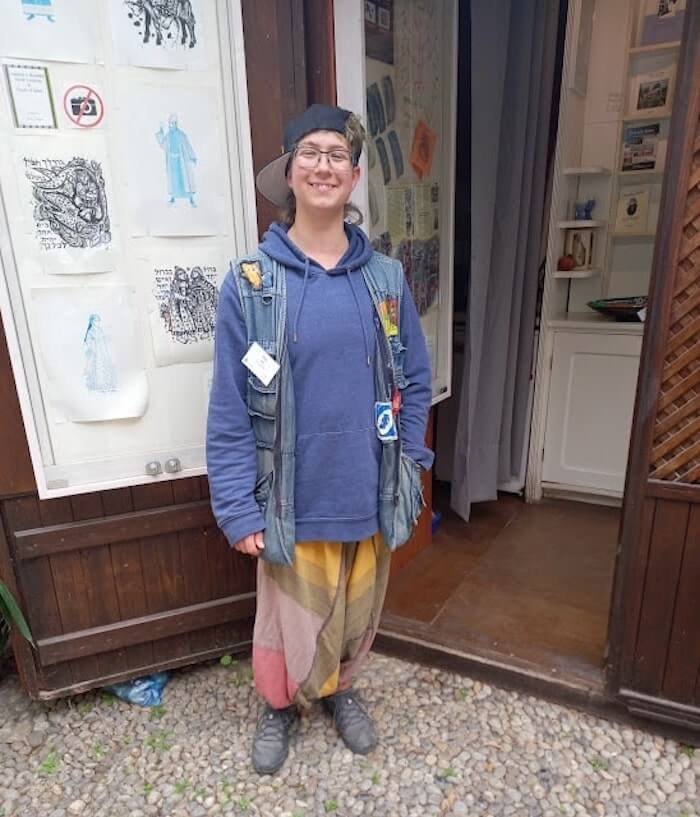 Una volontaria della Sinagoga di Chanià a Creta