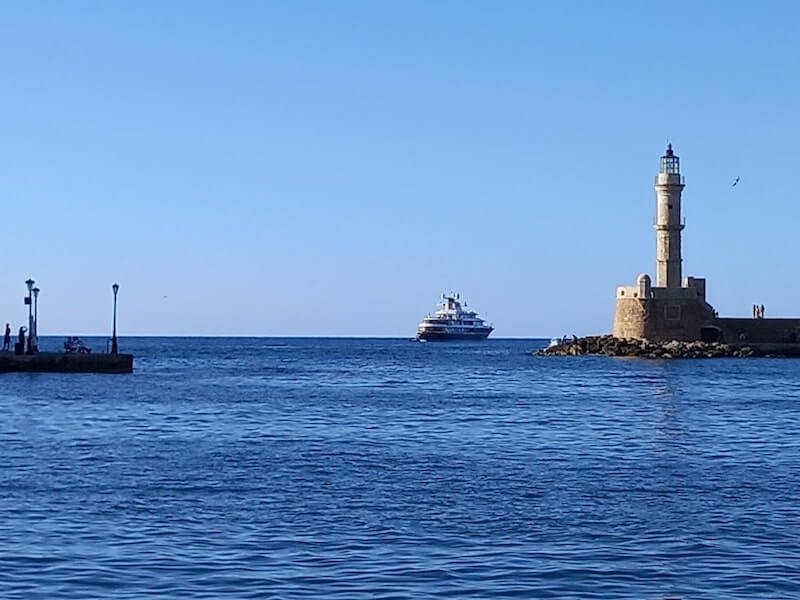 Uno yacht esce dal porto di Chanià a Creta