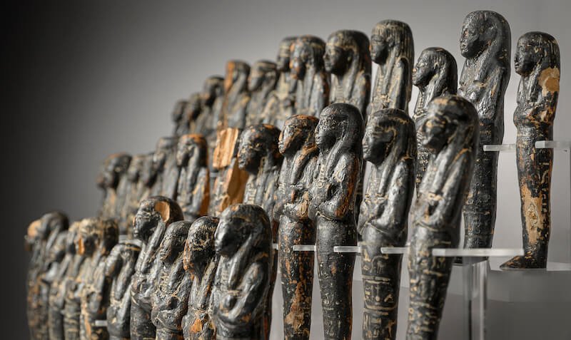 Ushabti in legno con il cartiglio del faraone Ramses II, dalla tomba di Nefertari. Museo Egizio di Torino
