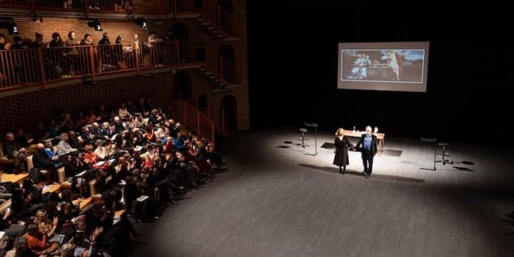 Federica Fracassi e Vittorio Lingiardi al termine del reading-spettacolo "Corpo, umano" al Piccolo Teatro Studio di Milano