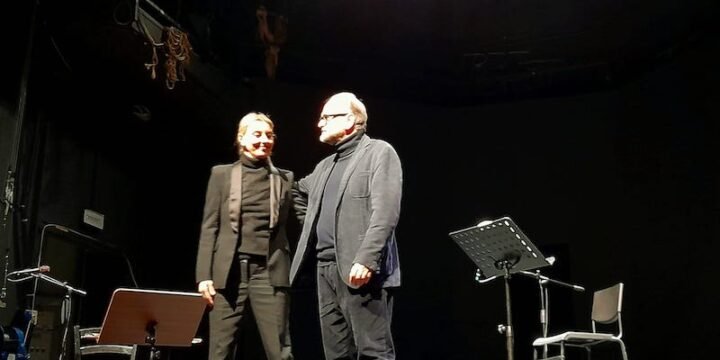 Giovanna Famulari e Massimo Popolizio al termine dello spettacolo "Due uomini. Roncalli e Montini" di Luca Doninelli al Teatro Oscar di Milano. Foto di Saul Stucchi per ALIBI Online