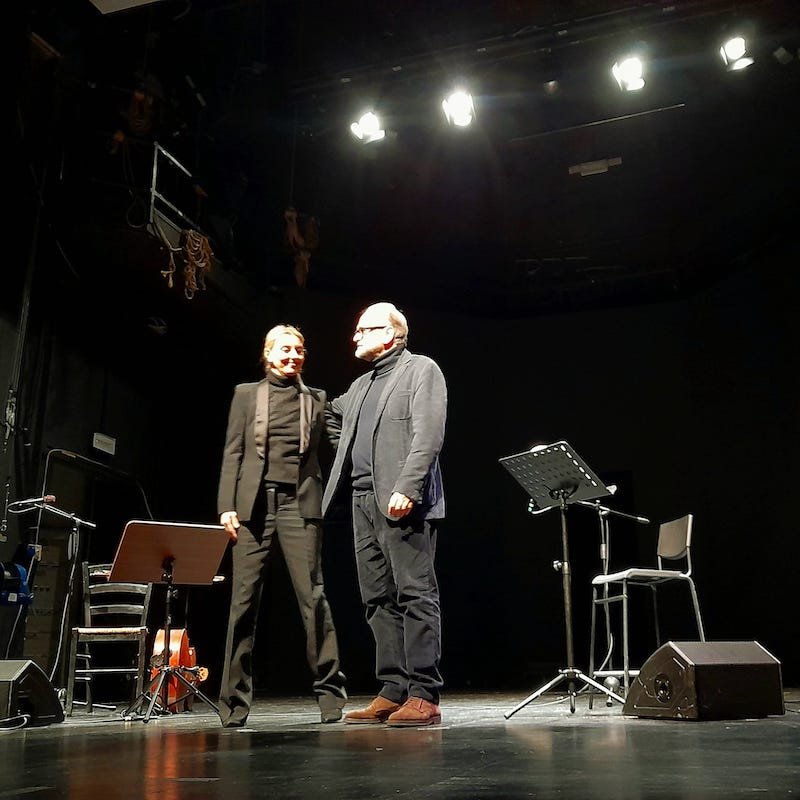 Giovanna Famulari e Massimo Popolizio al termine dello spettacolo "Due uomini. Roncalli e Montini" di Luca Doninelli al Teatro Oscar di Milano. Foto di Saul Stucchi per ALIBI Online