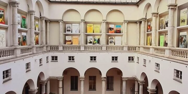 Il porticato del Palazzo Ducale di Genova con le opere dell'Orlando's Library di Daniela Comani. Foto di Saul Stucchi per ALIBI Online