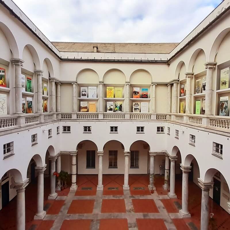 Il porticato del Palazzo Ducale di Genova con le opere dell'Orlando's Library di Daniela Comani. Foto di Saul Stucchi per ALIBI Online