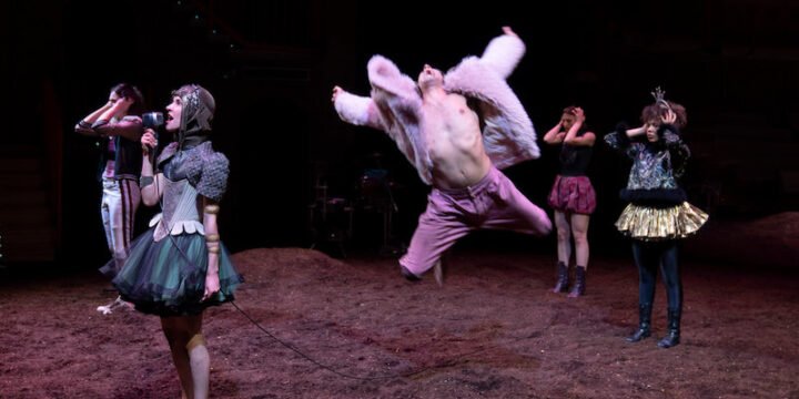 Una scena di "Sogno di una notte di mezza estate" di Shakespeare per la regia di Carmelo Rifici. Foto di Masiar Pasquali